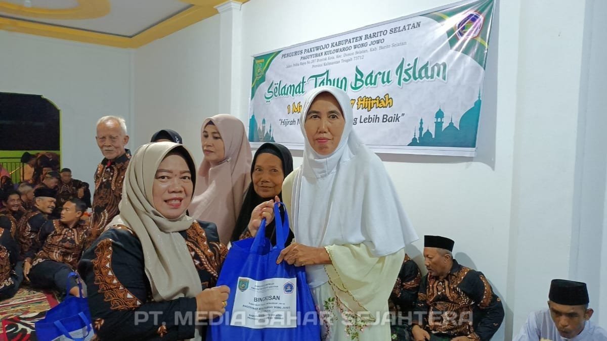 hj-rida-sri-ahlina-hadiri-tirakatan-pakuwojo-sambut-1-suro-di-buntok