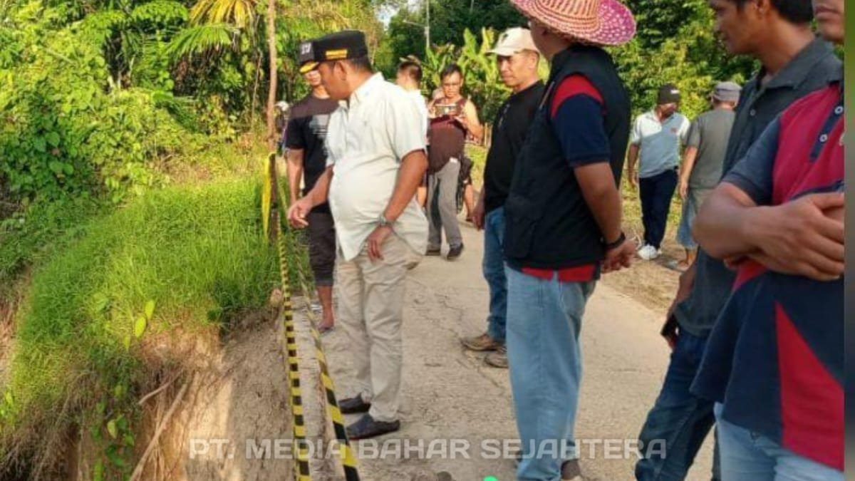 respon-cepat-pemkab-barsel-tanggapi-longsor-di-pendang,-akses-jalan-jadi-perhatian-utama