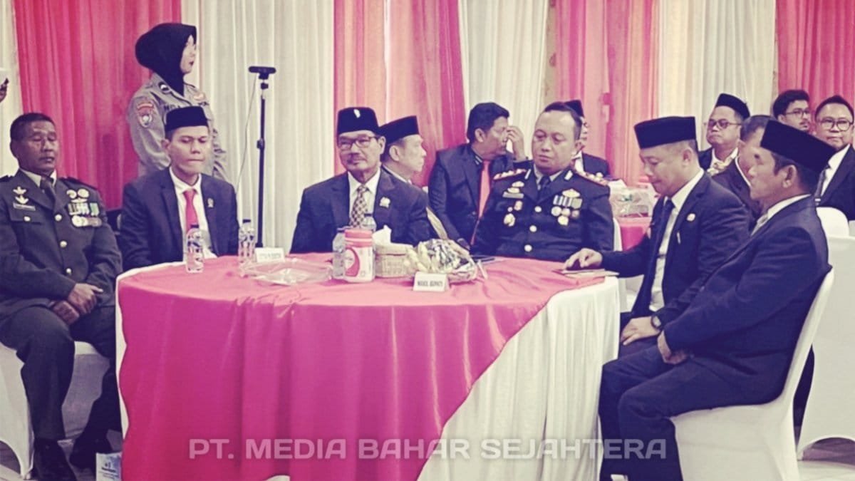 ketua-dprd-barsel-hadiri-peringatan-hari-bhayangkara-ke-79-di-halaman-kantor-bupati