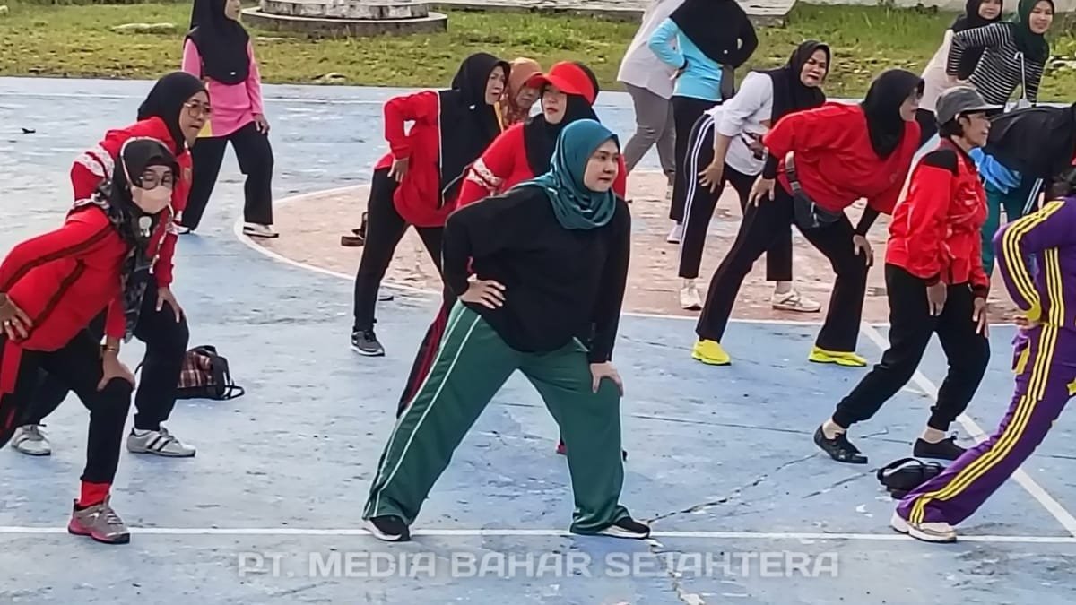 tp-pkk-barsel-menggelar-senam-bersama-lansia-dan-cek-kesehatan-gratis