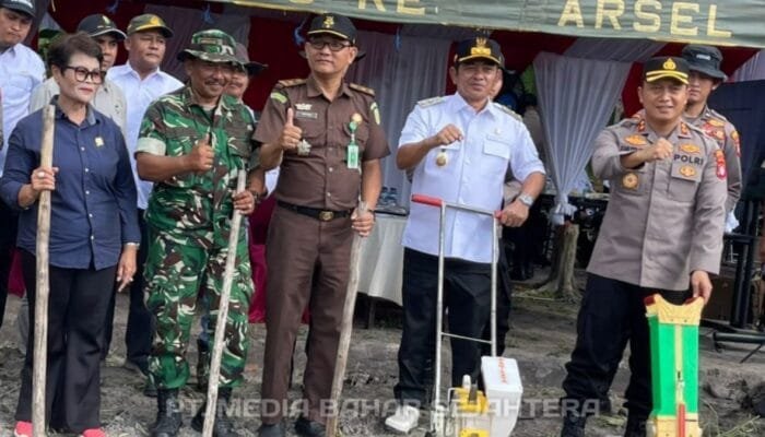Anggota DPRD Barsel dari Partai Perindo Mastini RL Turut Tanam Jagung Serentak di Pamangka