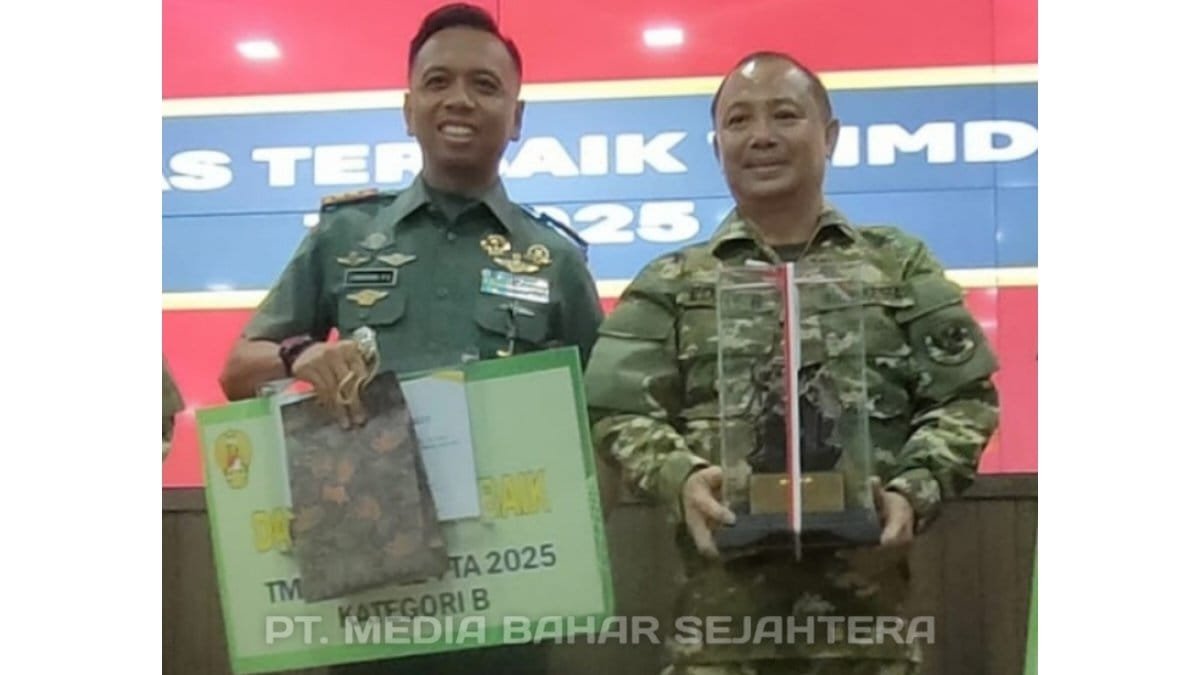 bupati-barsel-terima-penghargaan-kepala-daerah-terbaik-dari-ksad-tni-berkat-dukungan-program-tmmd