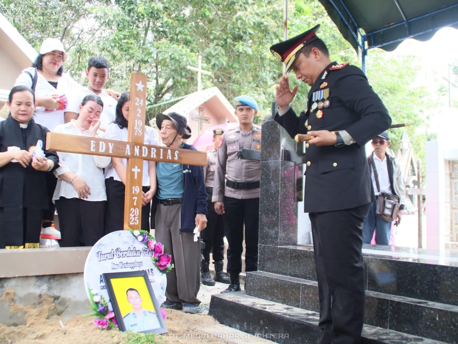 berikan-penghormatan-terakhir,-polres-barsel-gelar-upacara-pemakaman-aiptu-edy-andrias