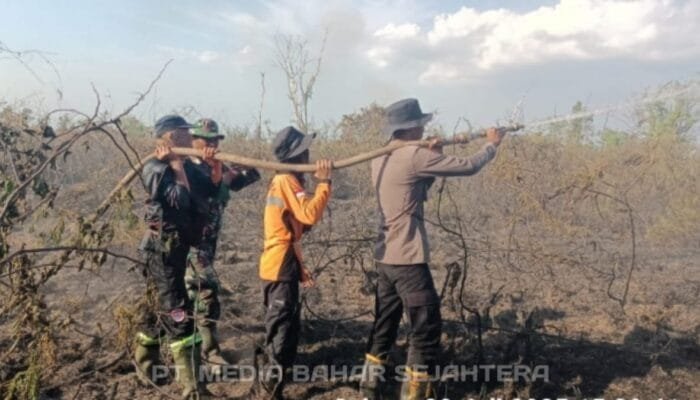 Sigap Padamkan Karhutla, Tim Gabungan TNI, Polri, BPBD, dan MPA Jenamas Kendalikan Titik Api di Desa Tabatan