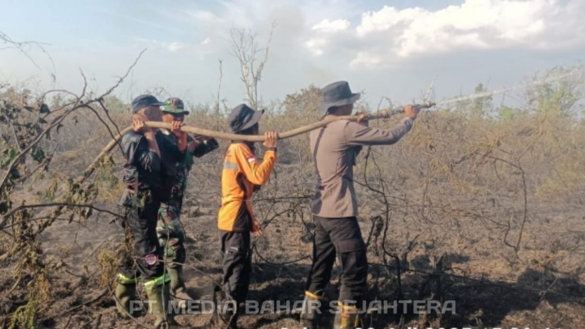 sigap-padamkan-karhutla,-tim-gabungan-tni,-polri,-bpbd,-dan-mpa-jenamas-kendalikan-titik-api-di-desa-tabatan