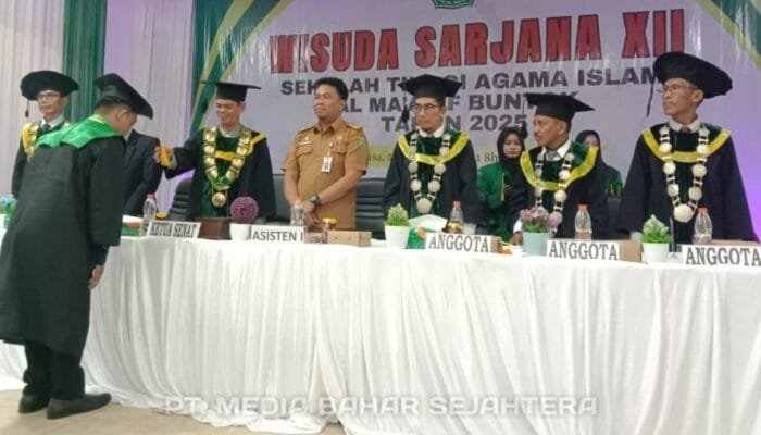 STAI Al Ma’arif Buntok Wisuda Angkatan ke-12, Asisten I Setda Barsel: Perguruan Tinggi Adalah Pondasi Kemajuan Daerah