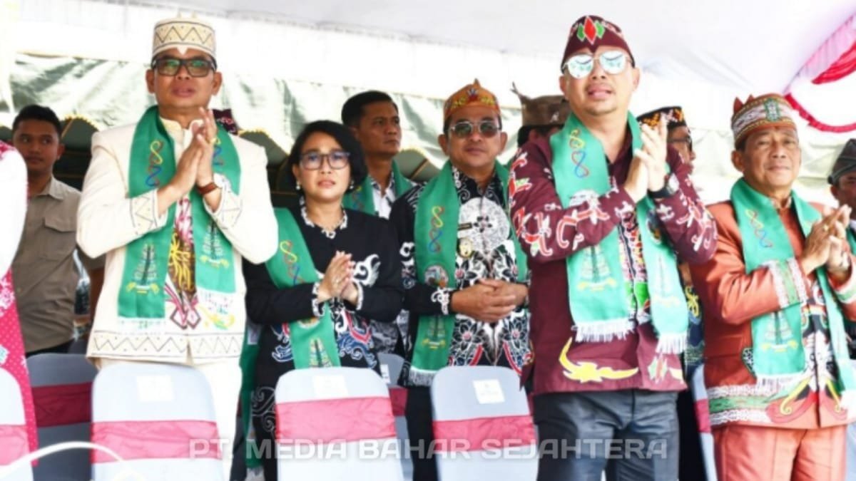 bupati-barito-selatan-eddy-raya-samsuri-dan-wakil-bupati-khristianto-yudha-hadiri-hut-ke-23-kabupaten-barito-timur
