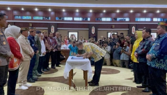 Bupati Eddy Raya Tandatangani Kesepakatan Pencegahan Karhutla Bersama Gubernur dan Menteri LHK