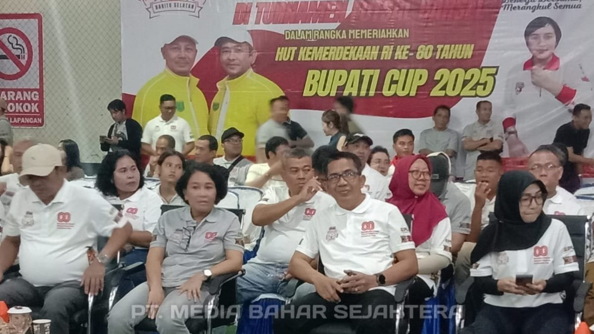 wakil-ketua-i-dprd-barsel-cetak-gol-di-laga-eksibisi-futsal-bupati-cup-2025