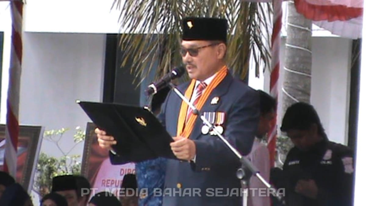 ketua-dprd-barsel-bacakan-teks-pembukaan-uud-1945-di-upacara-hut-ri-ke-80