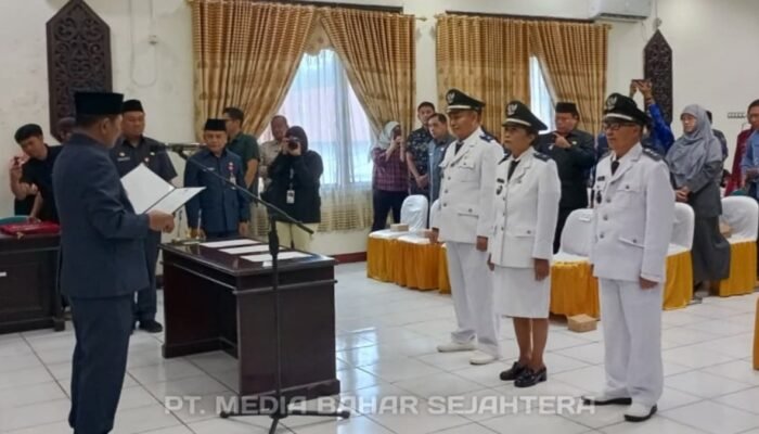Wabup Barsel Kukuhkan Perpanjangan Jabatan Tiga Kepala Desa