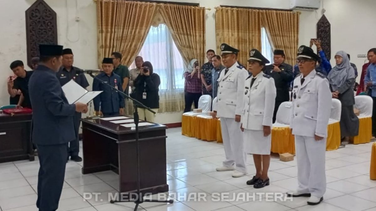 wabup-barsel-kukuhkan-perpanjangan-jabatan-tiga-kepala-desa