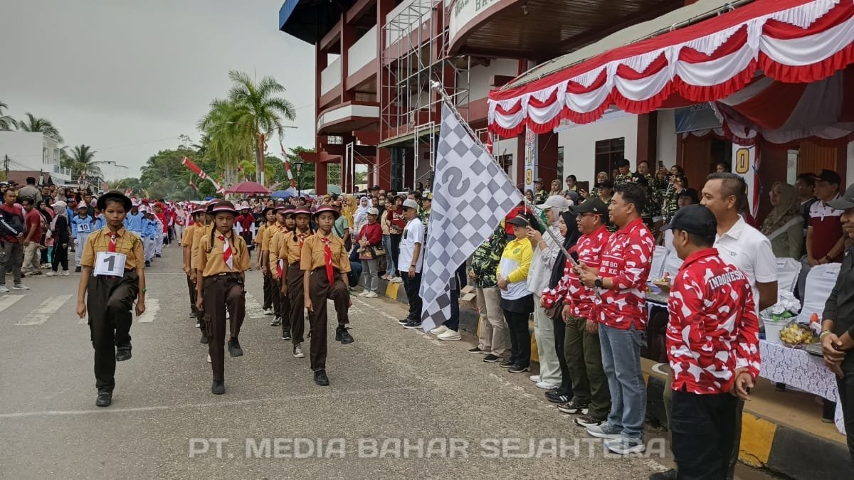 asisten-i-setda-barsel-lepas-lomba-gerak-jalan-hut-ke-80-ri-dan-hari-jadi-barsel-ke-66,-diikuti-69-regu-dengan-1.040-peserta