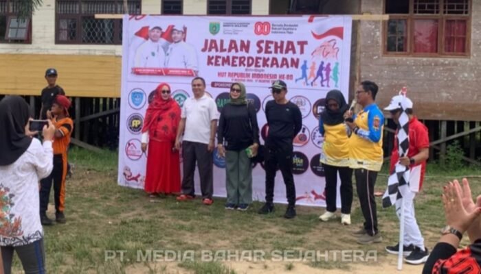 Ketua Komisi III DPRD Barsel Sudiarto Lepas Peserta Jalan Sehat di Desa Babai