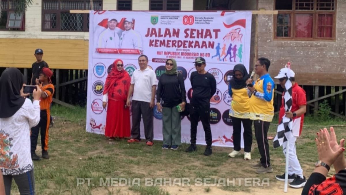 ketua-komisi-iii-dprd-barsel-sudiarto-lepas-peserta-jalan-sehat-di-desa-babai