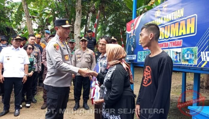 Kapolda Kalteng Serahkan Bantuan Bedah Rumah untuk Warga Buntok Seberang