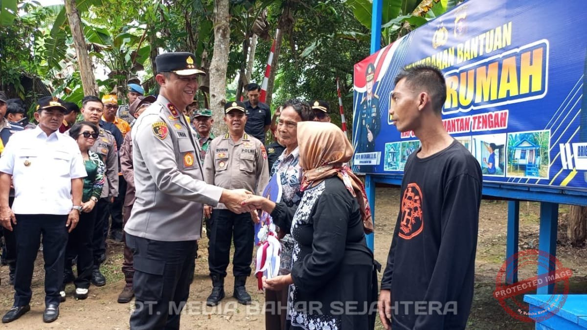 kapolda-kalteng-serahkan-bantuan-bedah-rumah-untuk-warga-buntok-seberang