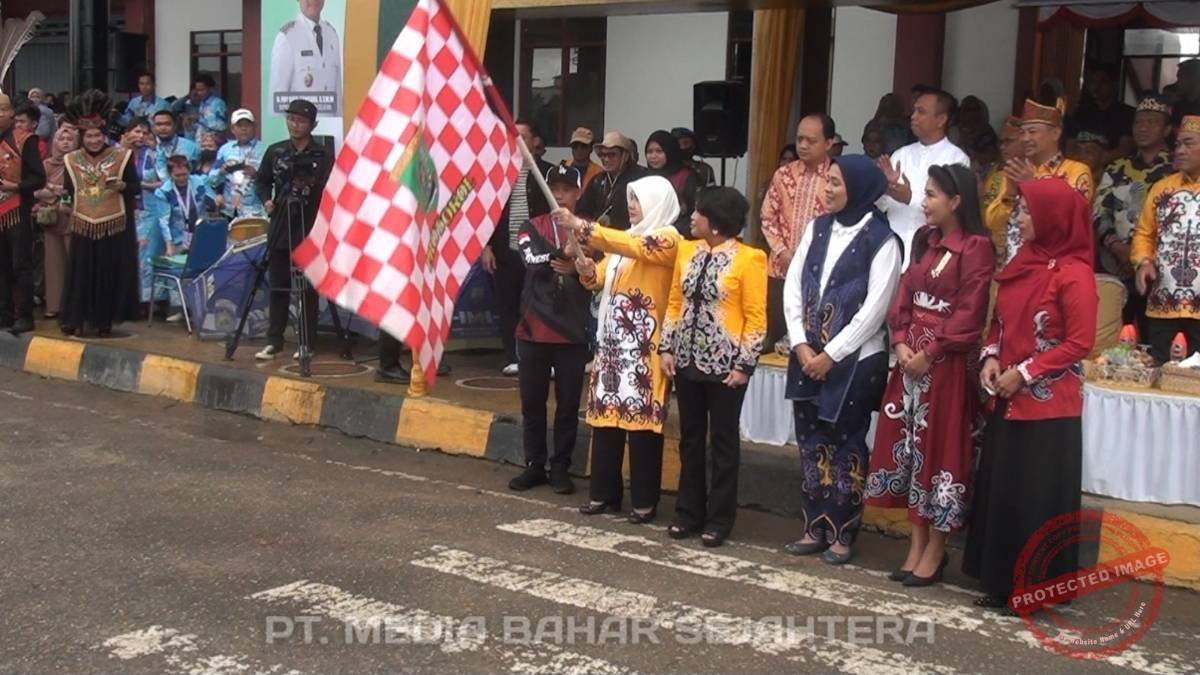 ketua-tp-pkk-dan-pj-sekda-barsel-lepas-pawai-budaya-meriahkan-hut-ke-66