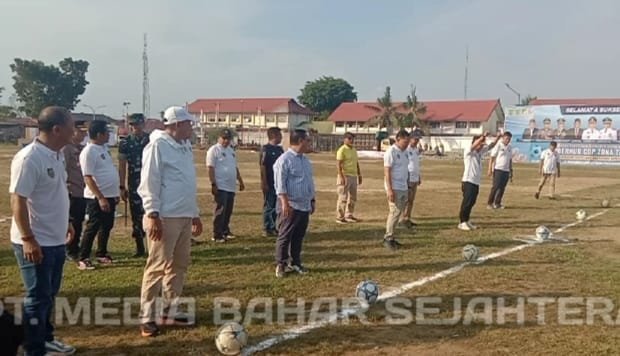 gubernur-kalteng-resmi-buka-turnamen-sepak-bola-gubernur-cup-zona-timur-di-buntok