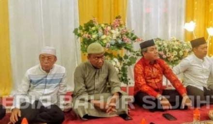 kepala-bpkad-barsel-menyambut-kedatangan-jamaah-haji-barsel,-di-masjid-agung-baiturrahman-buntok