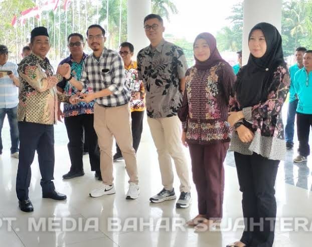 pemkab-barito-selatan-serahkan-empat-mobil-dinas-untuk-dokter-spesialis-rsud-jaraga-sasameh