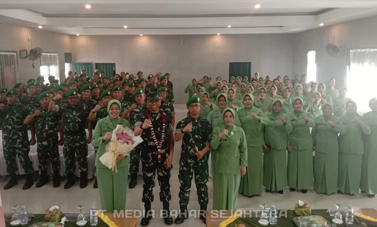 dandim-1012-buntok-yang-baru-disambut-tradisi-adat-dayak-lawang-sekepeng