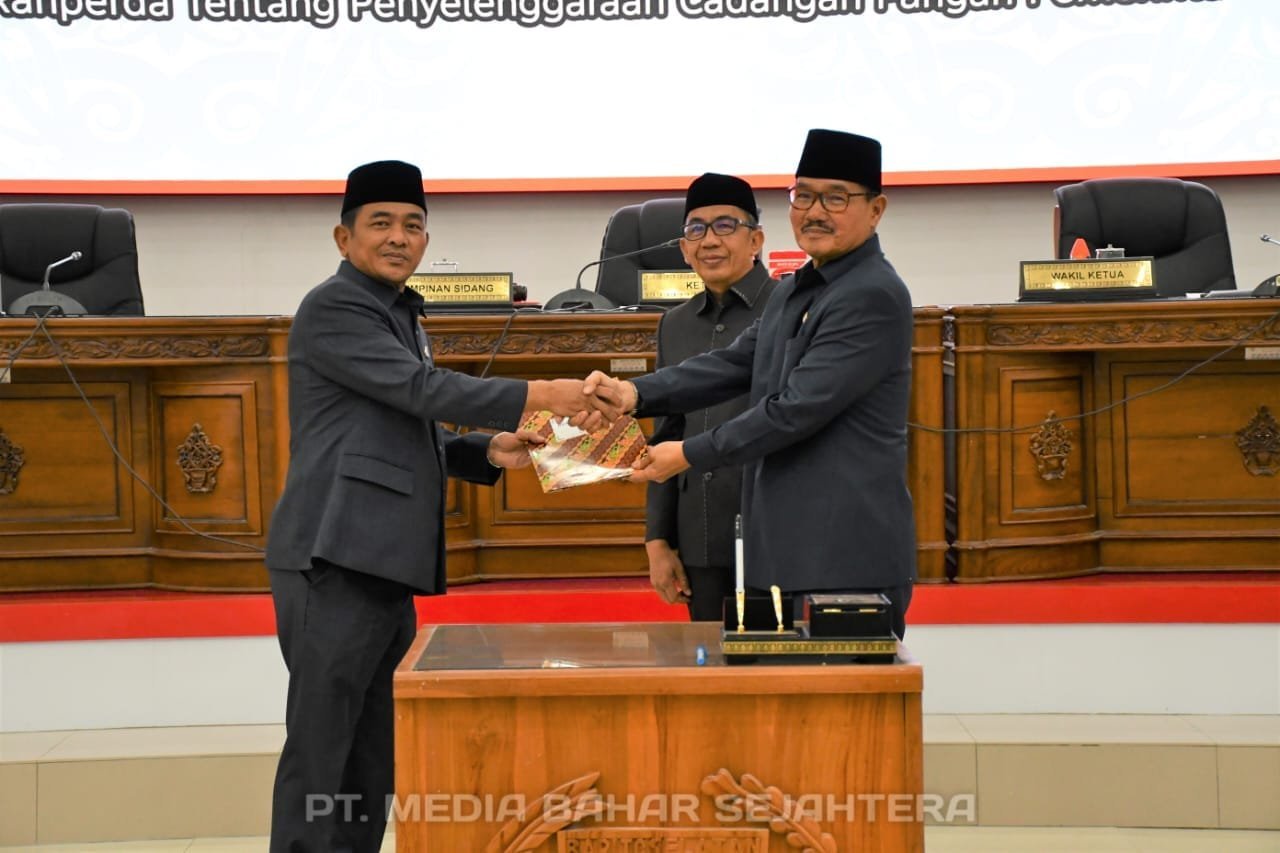 wakil-bupati-barsel-hadiri-rapat-paripurna-persetujuan-ranperda-cadangan-pangan-daerah