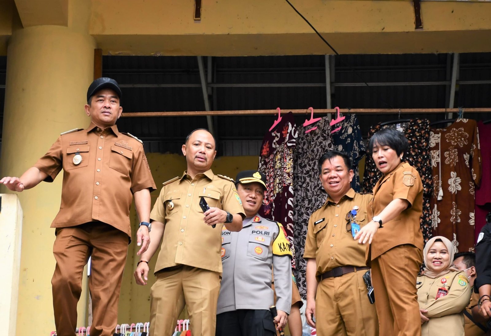 jelang-akhir-tahun,-pj-sekda-barsel-dampingi-bupati-dan-wabup-tinjau-harga-sembako-hingga-layanan-publik