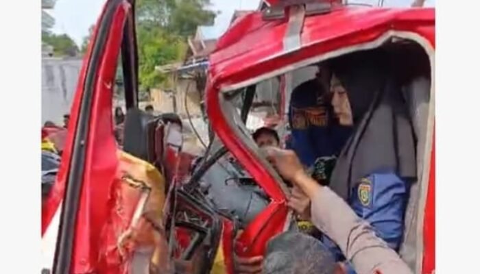 Mobil Damkar Barsel Alami Kecelakaan Tunggal Saat Menuju Lokasi Kebakaran, Enam Petugas Luka