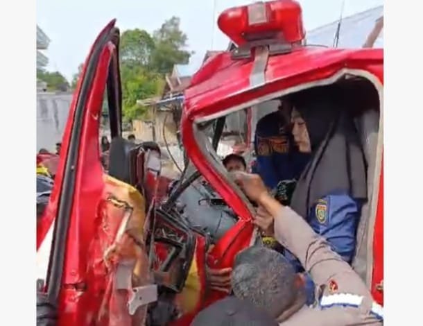 mobil-damkar-barsel-alami-kecelakaan-tunggal-saat-menuju-lokasi-kebakaran,-enam-petugas-luka