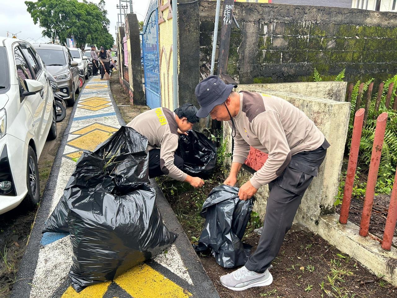 tindak-lanjuti-instruksi-presiden,-kapolres-barsel-pimpin-gerakan-indonesia-asri-bersihkan-fasilitas-umum