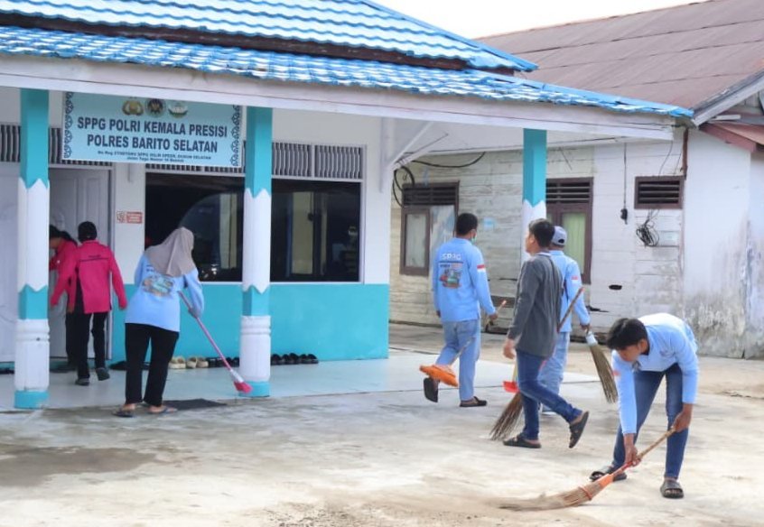 dukung-gerakan-asri,-kapolres-barsel-bersama-personil-dan-relawan-bersihkan-dapur-sppg