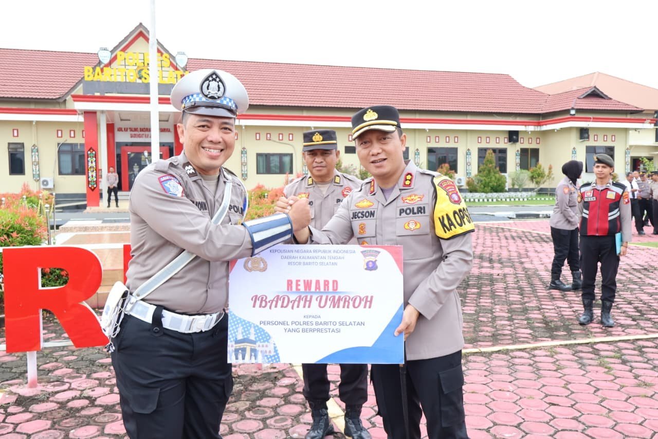 apresiasi-kinerja,-kapolres-barsel-berikan-penghargaan-umroh-kepada-dua-personel-berprestasi
