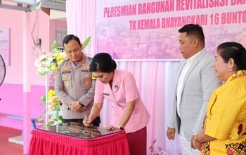 kapolres-barsel-dampingi-ketua-bhayangkari-barsel-resmikan-tk-kemala-bhayangkari-16-buntok