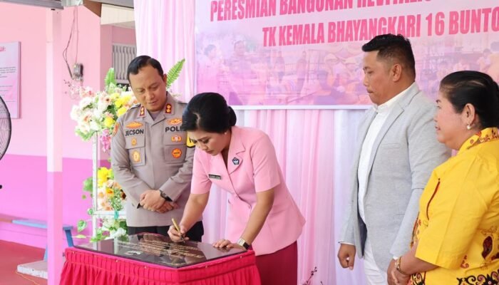 Kapolres Barsel Dampingi Ketua Bhayangkari Barsel Resmikan TK Kemala Bhayangkari 16 Buntok