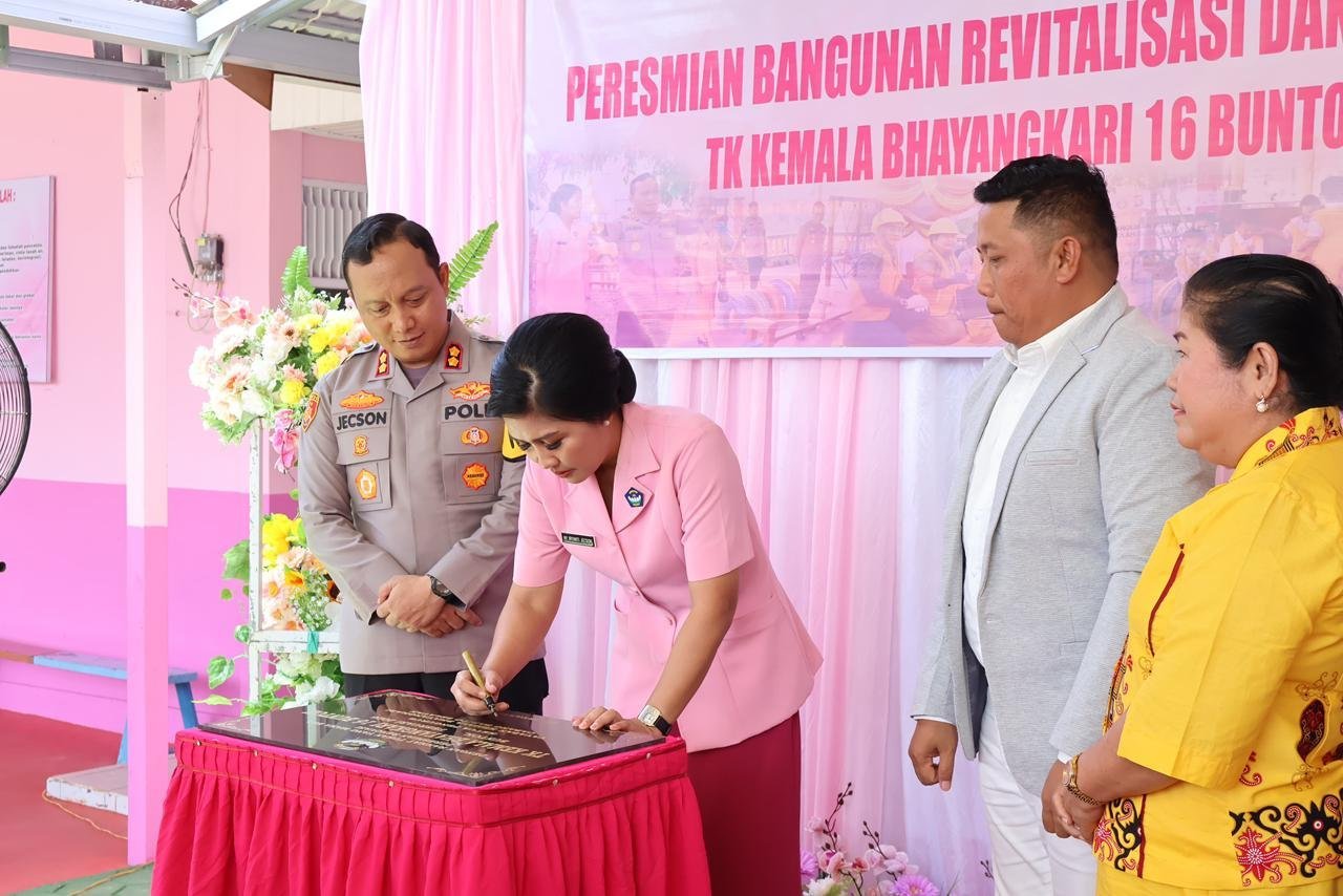 kapolres-barsel-dampingi-ketua-bhayangkari-barsel-resmikan-tk-kemala-bhayangkari-16-buntok