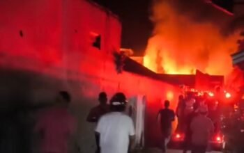 dua-barak-dan-satu-rumah-hangus-terbakar-di-buntok,-kerugian-capai-ratusan-juta