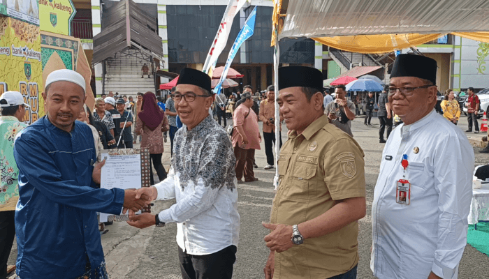 wakil-ketua-i-dprd-serahkan-sembako-saat-peresmian-pasar-ramadan-barito-selatan