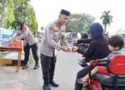Polres Barito Selatan Bagi Takjil Gratis‎