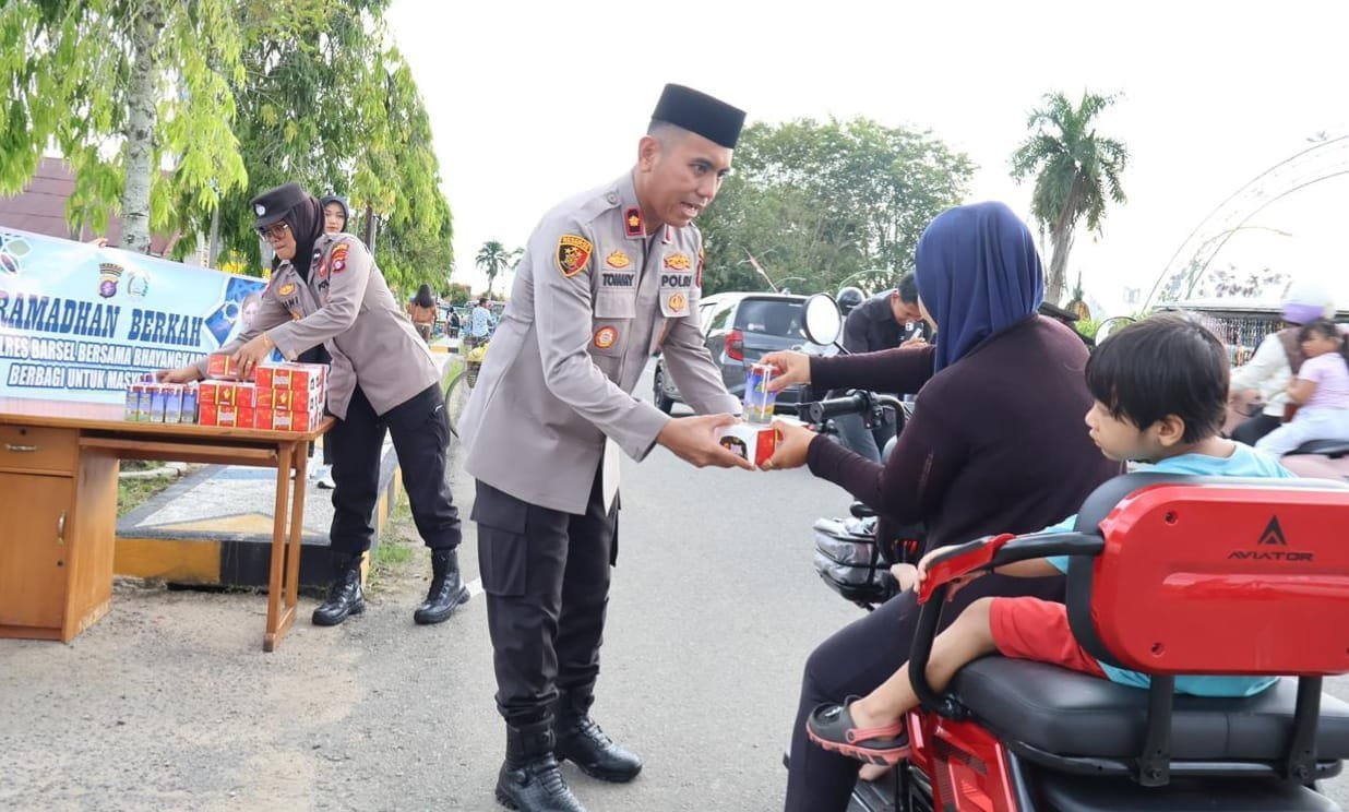 polres-barito-selatan-bagi-takjil-gratis‎