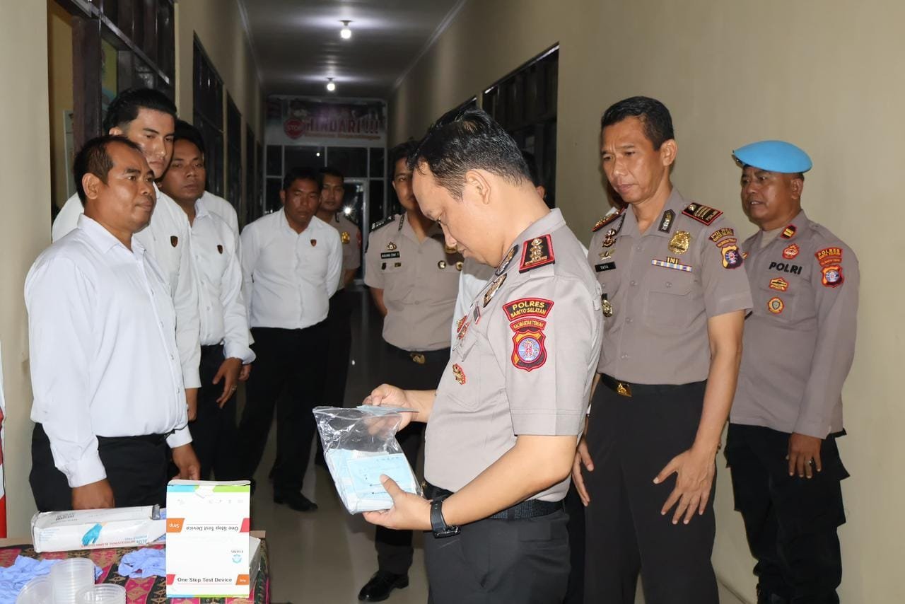 perangi-penyalahgunaan-narkoba,-kapolres-barsel-tes-urine-personel-satresnarkoba