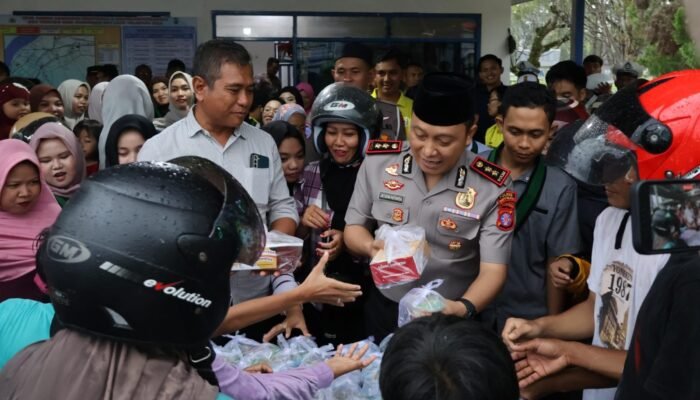 Mako Satmapta Diserbu Warga, Kapolres Barsel AKBP Jecson R Hutapea Dikepung Saat Bagi Takjil‎