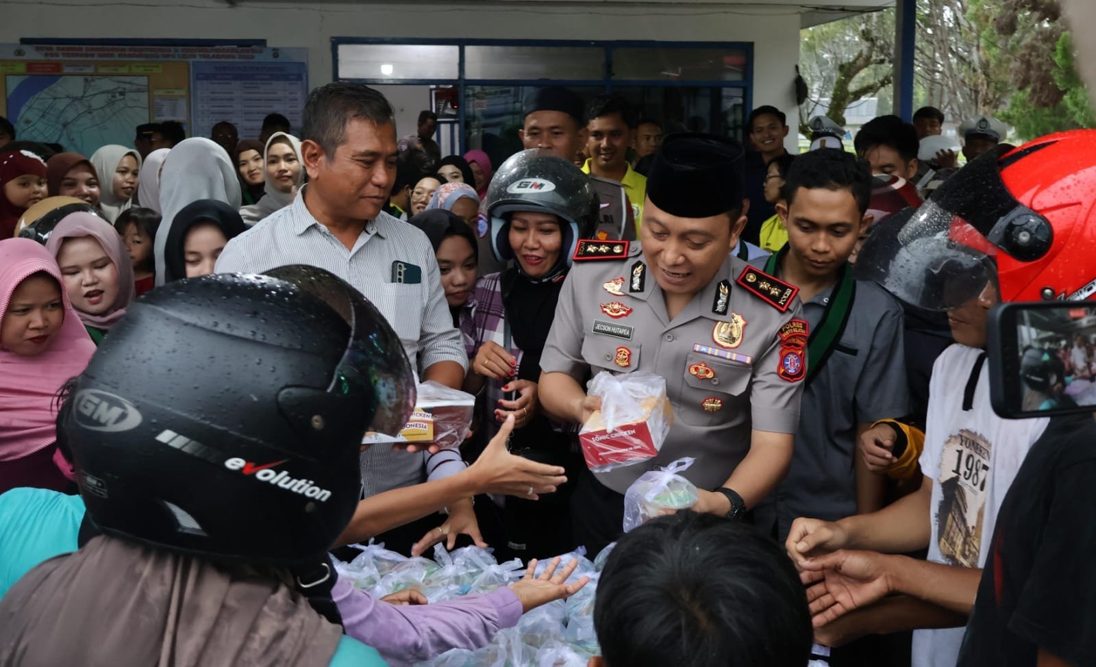 mako-satmapta-diserbu-warga,-kapolres-barsel-akbp-jecson-r-hutapea-dikepung-saat-bagi-takjil‎