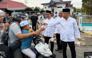 ketua-tp-pkk,-bupati,-wakil-ketua-dprd-dan-forkopimda-barito-selatan-bagikan-takjil