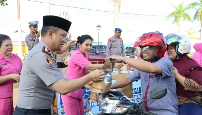 Kapolres Barsel dan Ketua Bhayangkari Bagi Takjil di Bundaran Haji Indar, Buntok