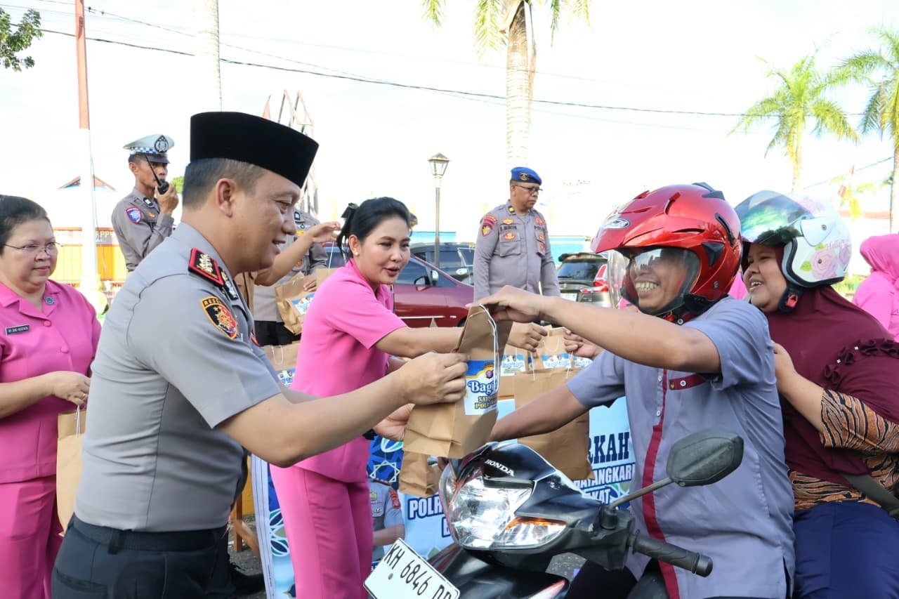 kapolres-barsel-dan-ketua-bhayangkari-bagi-takjil-di-bundaran-haji-indar,-buntok