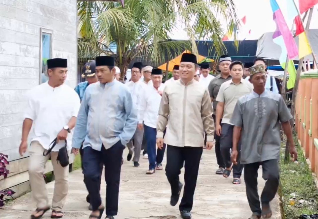 safari-ramadhan-di-dusun-utara,-wabup-barsel-serahkan-bantuan-karpet-untuk-masjid-desa-marawan-lama