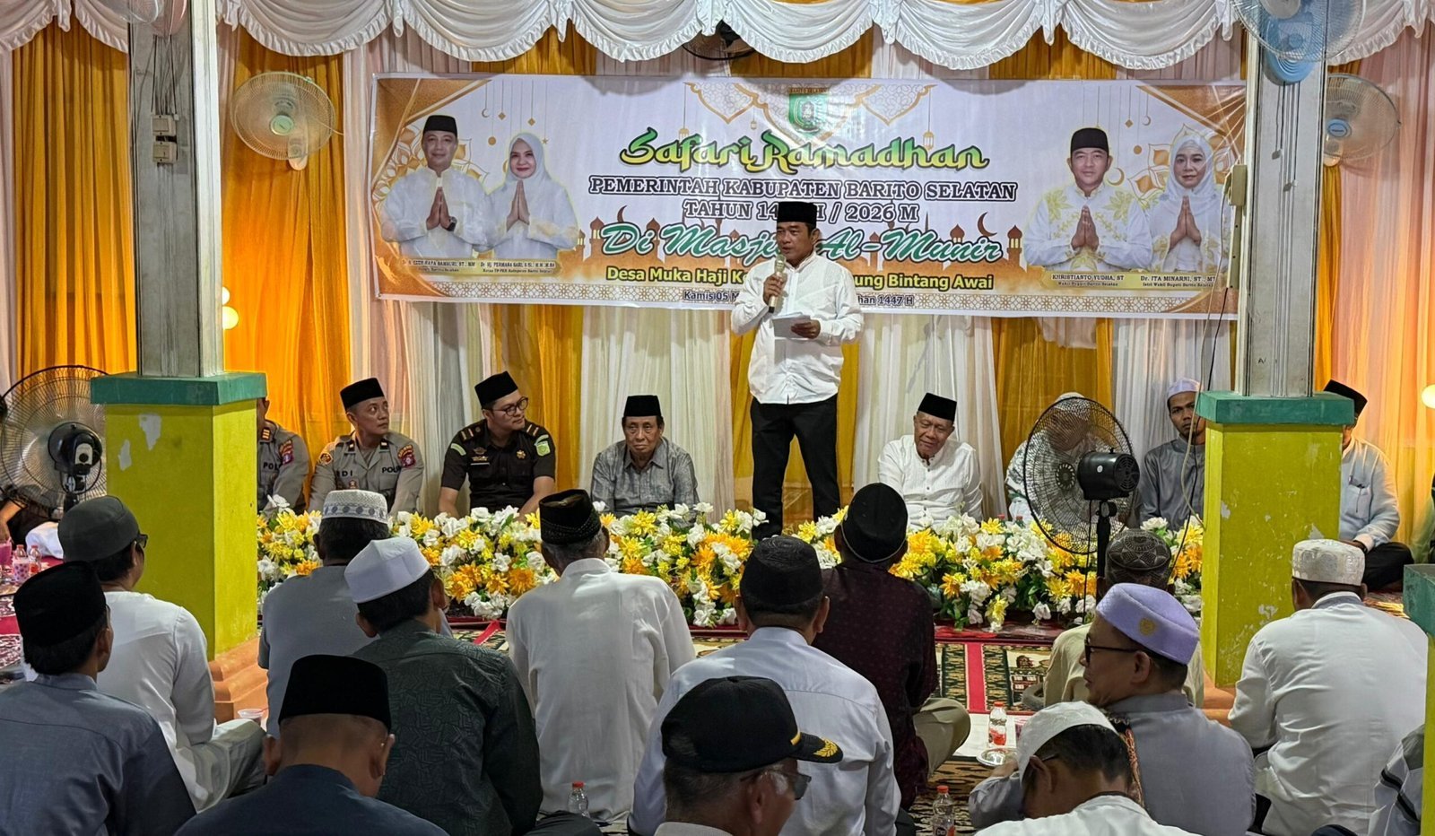 wabup-barsel-safari-ramadan-di-desa-muka-haji,-serahkan-bantuan-karpet-untuk-masjid-al-munir
