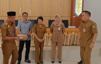 10.573-warga-barsel-terima-kartu-huma-betang-sejahtera