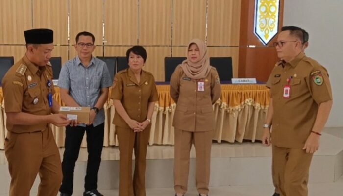 10.573 Warga Barsel Terima Kartu Huma Betang Sejahtera